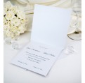Elegantní svatební oznámení s jemným bílým motivem.