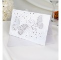 Bílé svatební oznámení s vylaserovanými motýlky a kamínky 